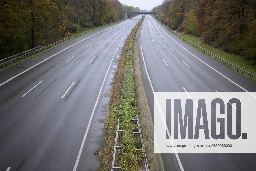 Sperrung der Autobahn A 3 in Nordrhein-Westfalen zwischen Kreuz Breitscheid und Kreuz Oberhausen, leere Autobahn, in Duisburg Deutschland am 09.11.2025