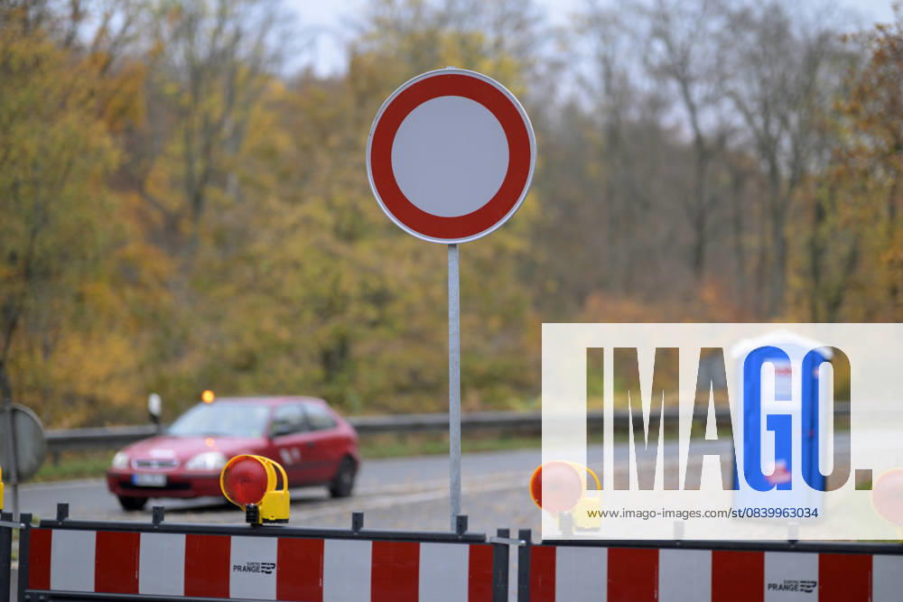 Sperrung der Autobahn A 3 in Nordrhein-Westfalen zwischen Kreuz Breitscheid und Kreuz Oberhausen, hier die Auffahrt Duisburg Wedau, in Richtung Oberhausen, Durchfahrt Verboten Schild, in Duisburg Deutschland am 09.11.2025