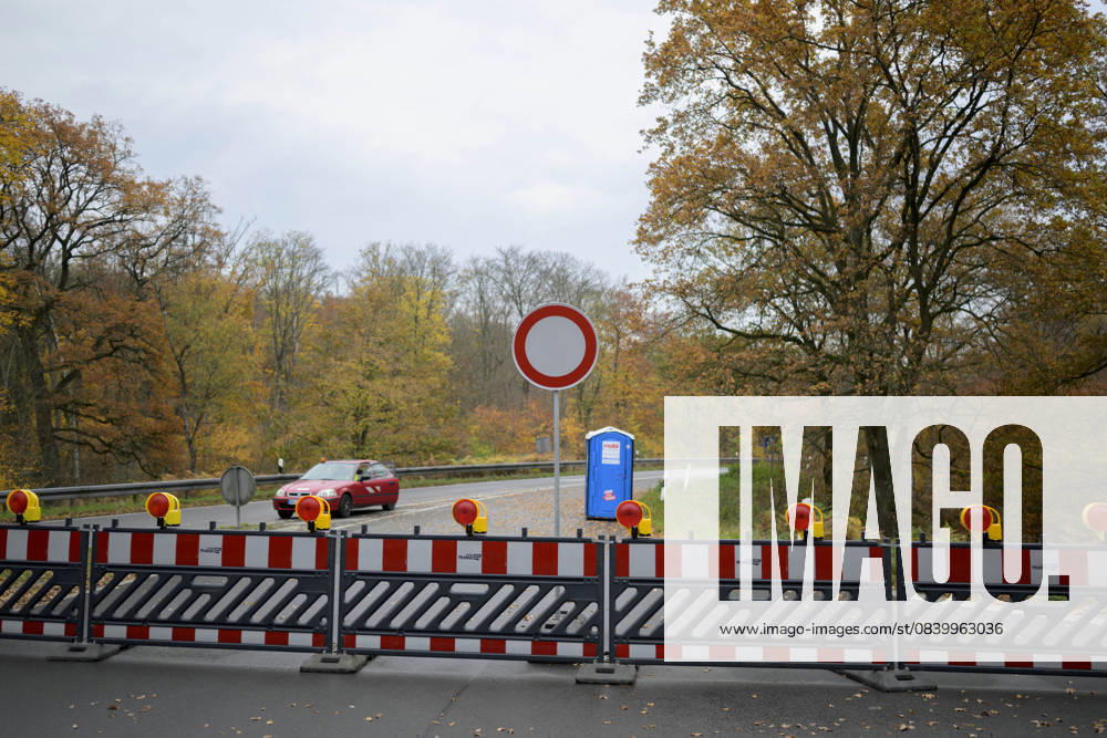 Sperrung der Autobahn A 3 in Nordrhein-Westfalen zwischen Kreuz Breitscheid und Kreuz Oberhausen, hier die Auffahrt Duisburg Wedau, in Richtung Oberhausen, Durchfahrt Verboten Schild, in Duisburg Deutschland am 09.11.2025
