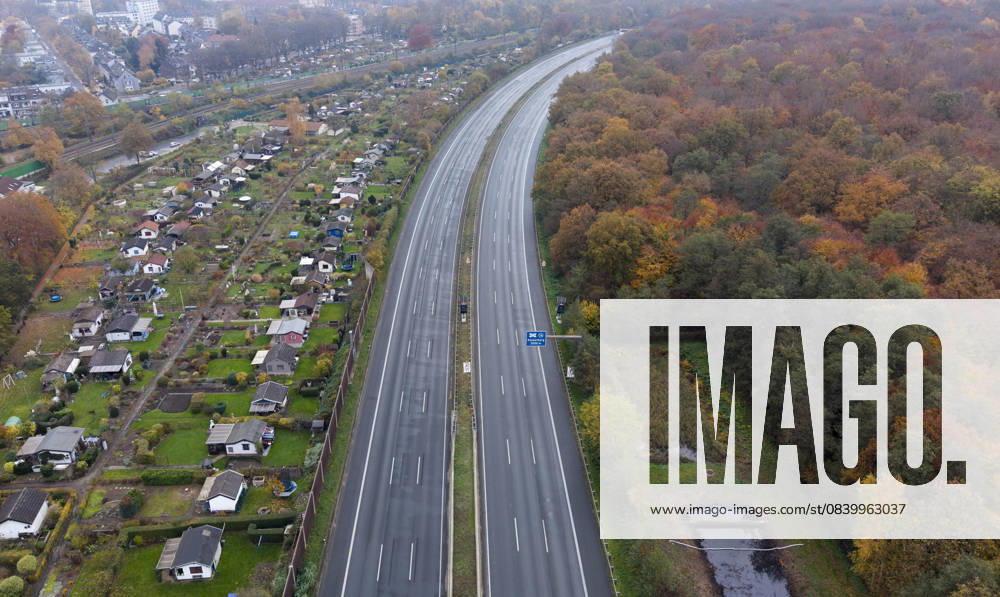 Sperrung der Autobahn A 3 in Nordrhein-Westfalen zwischen Kreuz Breitscheid und Kreuz Oberhausen, leere Autobahn, Drohnenfoto, in Duisburg Deutschland am 09.11.2025