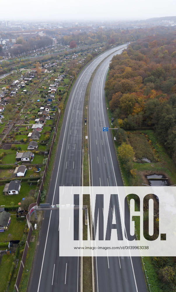 Sperrung der Autobahn A 3 in Nordrhein-Westfalen zwischen Kreuz Breitscheid und Kreuz Oberhausen, leere Autobahn, Drohnenfoto, in Duisburg Deutschland am 09.11.2025