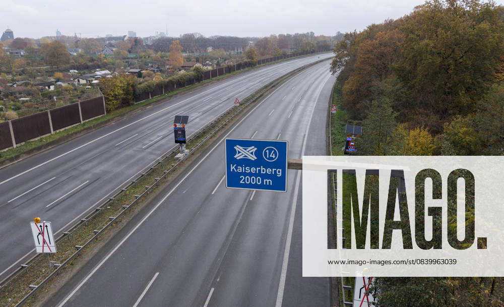 Sperrung der Autobahn A 3 in Nordrhein-Westfalen zwischen Kreuz Breitscheid und Kreuz Oberhausen, leere Autobahn, Autobahnschild Kreuz Kaiserberg, Drohnenfoto, in Duisburg Deutschland am 09.11.2025