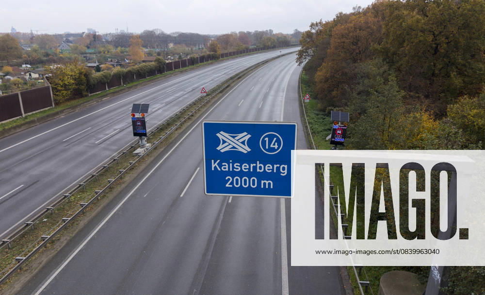 Sperrung der Autobahn A 3 in Nordrhein-Westfalen zwischen Kreuz Breitscheid und Kreuz Oberhausen, leere Autobahn, Autobahnschild Kreuz Kaiserberg, Drohnenfoto, in Duisburg Deutschland am 09.11.2025
