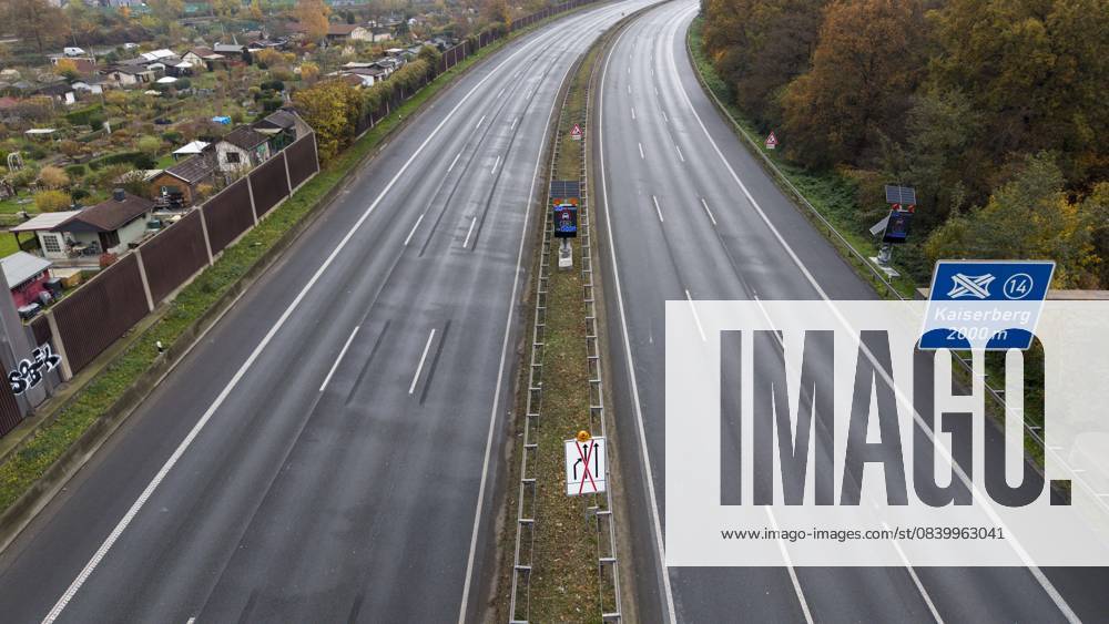 Sperrung der Autobahn A 3 in Nordrhein-Westfalen zwischen Kreuz Breitscheid und Kreuz Oberhausen, leere Autobahn, Autobahnschild Kreuz Kaiserberg, Drohnenfoto, in Duisburg Deutschland am 09.11.2025
