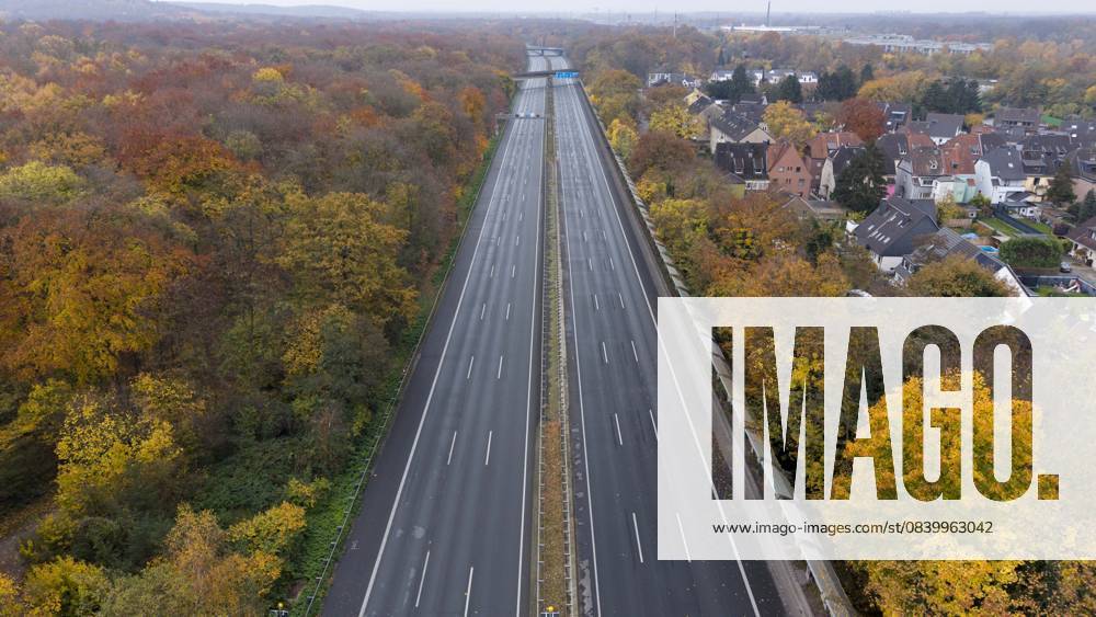 Sperrung der Autobahn A 3 in Nordrhein-Westfalen zwischen Kreuz Breitscheid und Kreuz Oberhausen, leere Autobahn, Drohnenfoto, in Duisburg Deutschland am 09.11.2025