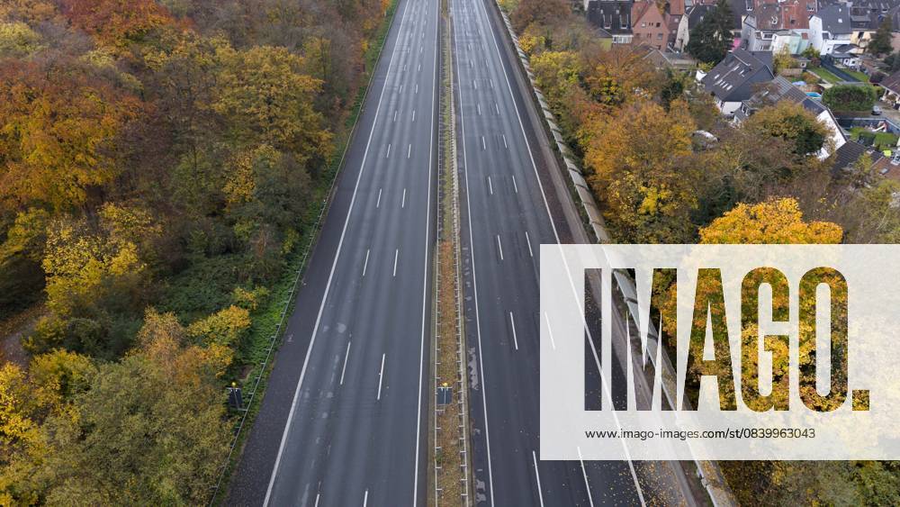 Sperrung der Autobahn A 3 in Nordrhein-Westfalen zwischen Kreuz Breitscheid und Kreuz Oberhausen, leere Autobahn, Drohnenfoto, in Duisburg Deutschland am 09.11.2025