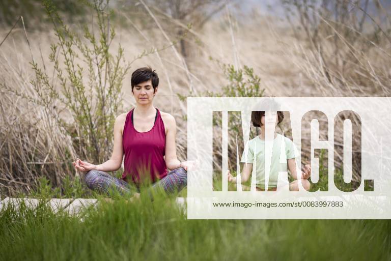 Mother and daughter doing yoga on boardwalk model released Symbolfoto JSMF00177