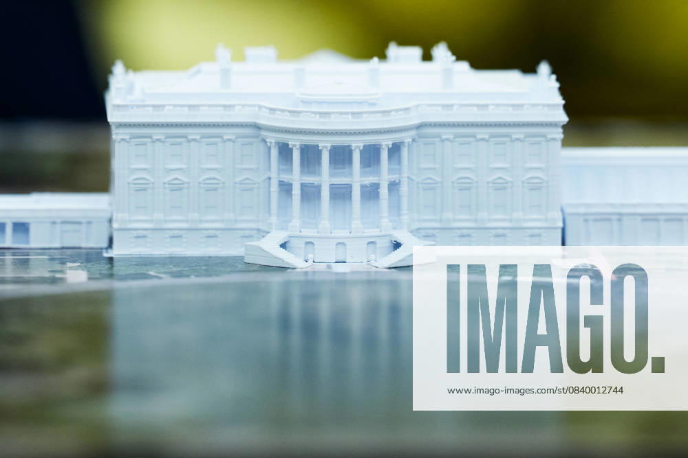 Trump Meets Rutte of NATO in the Oval Office A mockup of the White House with the White House ballroom renovation is seen in the Oval Office in Washington, DC, USA, on Wednesday, October 22, 2025. Credit: Aaron Schwartz Pool via CNP Washington District of Columbia United States of America