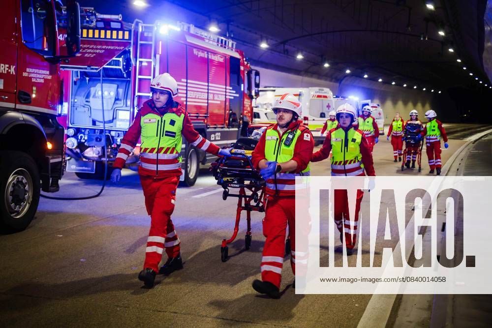 Salzburg, AUT, Unterwegs in Salzburg, Themenbild, Verschiedene Themenbilder, Symbolbild, im Bild Erste Hilfe, Rettung, Rettungskräfte, Unfall, Unfallstelle, Feature, Tunnel, Liefering, Erst Helfer, Logo Rotes Kreuz, Einsatz, Rettungswagen, Trage,