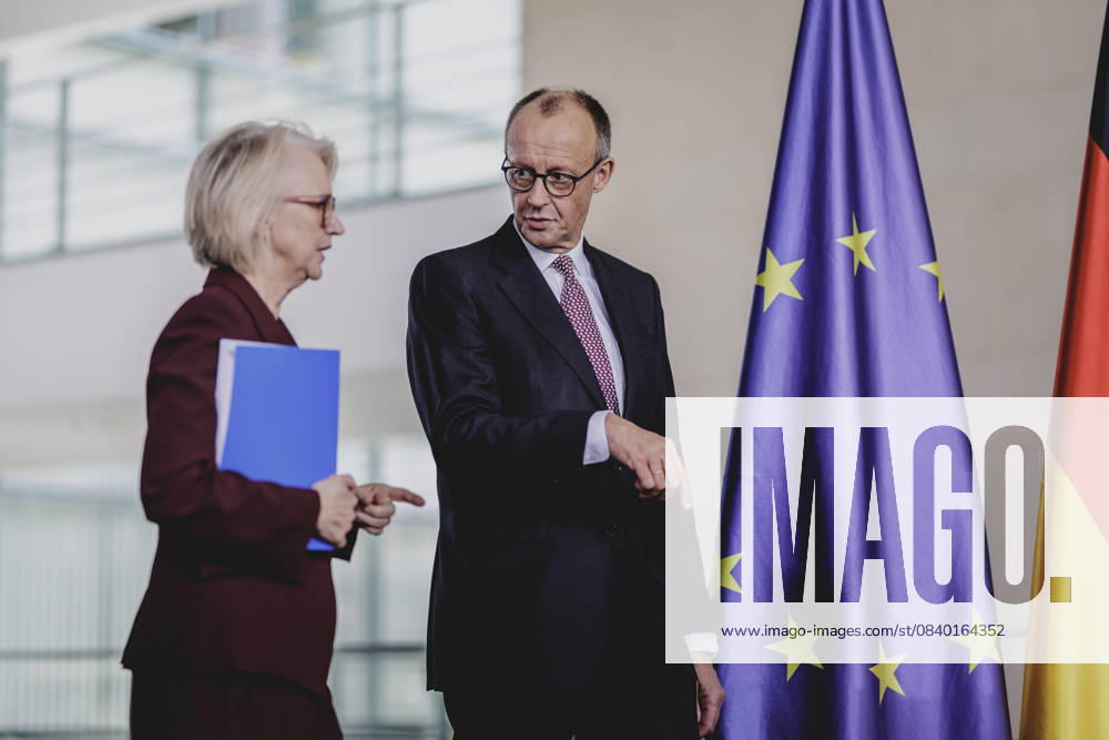 (R-L) Friedrich Merz (CDU), Bundeskanzler, und Monika Schnitzer, Vorsitzende des Sachverstaendigenrates zur Begutachtung der gesamtwirtschaftlichen Entwicklung, aufgenommen im Rahmen der Uebergabe des Jahresgutachtens des Sachverstaendigenrates zur Begutachtung der gesamtwirtschaftlichen Entwicklung (SVR) an den Bundeskanzler in Berlin, 12.11.2025. Berlin Deutschland