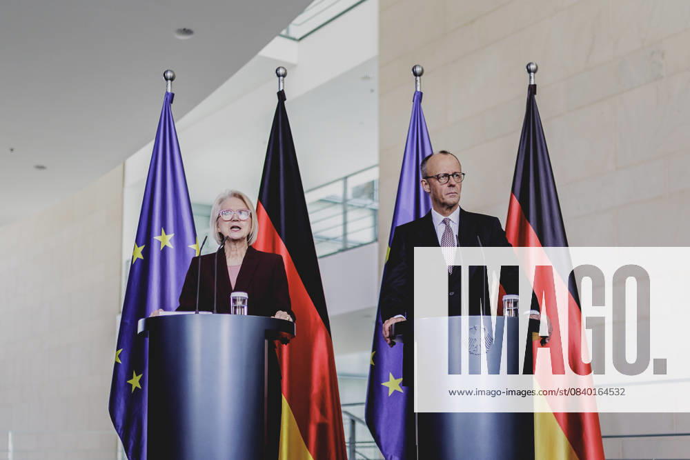 (R-L) Friedrich Merz (CDU), Bundeskanzler, und Monika Schnitzer, Vorsitzende des Sachverstaendigenrates zur Begutachtung der gesamtwirtschaftlichen Entwicklung, aufgenommen im Rahmen der Uebergabe des Jahresgutachtens des Sachverstaendigenrates zur Begutachtung der gesamtwirtschaftlichen Entwicklung (SVR) an den Bundeskanzler in Berlin, 12.11.2025. Berlin Deutschland