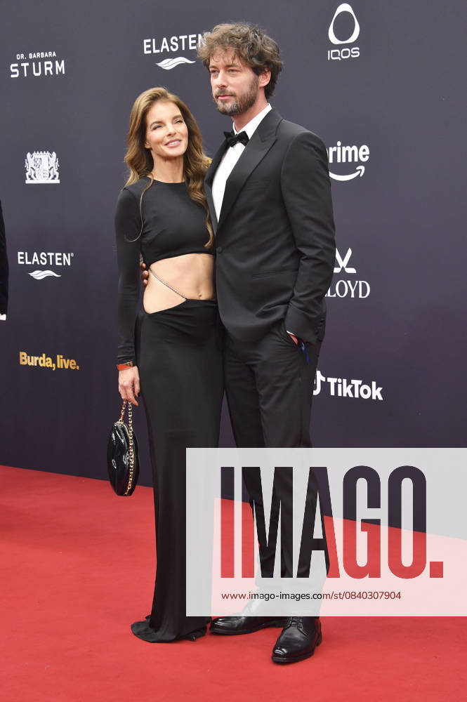 Yvonne Catterfeld mit Freund Adam von Mack bei der 77. Bambi-Verleihung 2025 in den Bavaria Filmstudios. München
