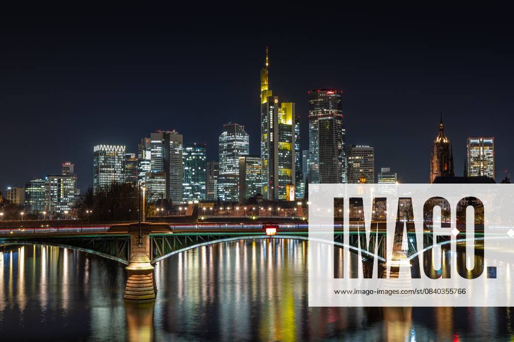 Die Frankfurter Skyline am Abend Die Lichter der Frankfurter Bankenskyline leuchten am Abend. Frankfurt am Main Hessen Deutschland