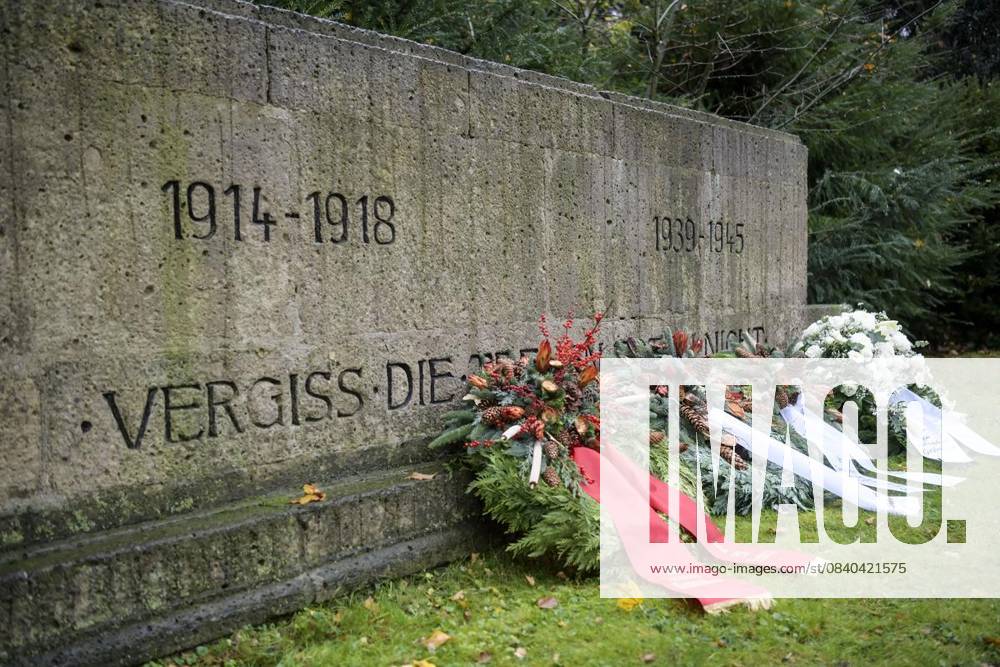 Zum ersten Mal seit vielen Jahren gibts wieder eine Kranzniederlegung am Ehrenfriedhof. Der Freundeskreis Historisches Homberg und Vorsitzender Daniel Kontermann beleben die Tradition am Volkstrauertag. 16.11..2025 in Duisburg. Deutschland NRW Duisburg