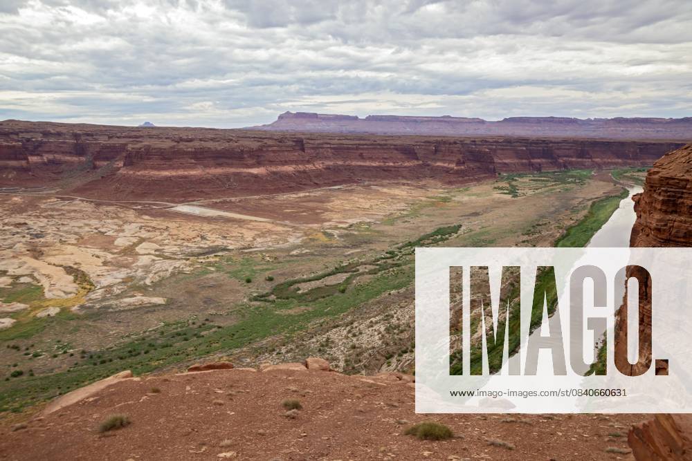 Hite, Michigan Der Lake Powell ist aus der ehemaligen Hite Marina verschwunden, wo früher Boote von der Betonplatte in der Mitte links starteten. Eine lang anhaltende Dürre im Einzugsgebiet des Colorado River hat den Lake Powell auf den niedrigsten Stand seit 1969 fallen lassen. Der Colorado fließt jetzt Tausende von Metern von der Startrampe entfernt Hite, Michigan - Lake Powell has disappeared from the former Hite Marina, where boats used to launch from the concrete slab at center left. A long-term drought in the Colorado River basin has dropped Lake Powell to its lowest level since 1969. The Colorado now flows thousands of feet from the launch ramp