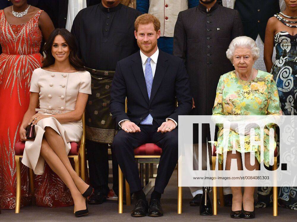 La Reine Elizabeth, Harry et Meghan assistent au Young Leaders Awards. PAP06181953 Queen Elizabeth II with the Duke and Duchess of Sussex at the Queen s Young Leaders Awards Ceremony at Buckingham Palace, London. The Queen s Young Leaders Programme, now in its fourth and final year, celebrates the achievements of young people from across the Commonwealth working to improve the lives of people across a diverse range of issues including supporting people living with mental health problems, access to education, promoting gender equality, food scarcity and climate change . 227958 2018-06-26 Londres Royaume Uni