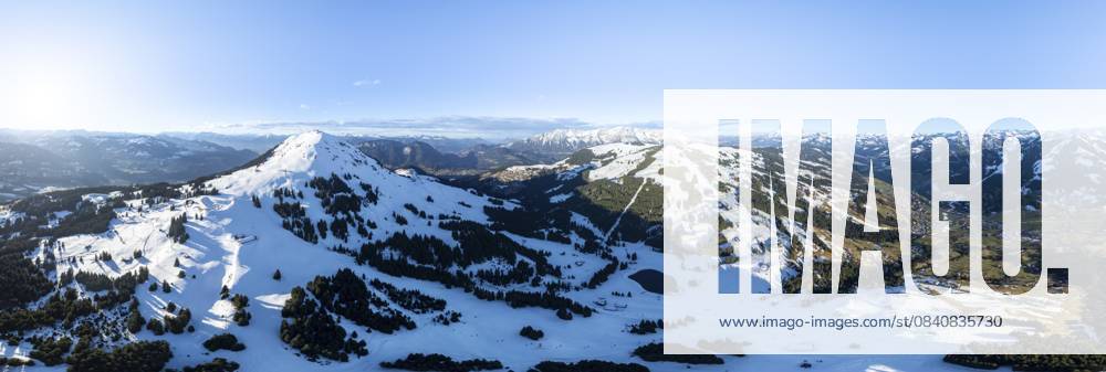 Traumhafte Winterlandschaft mit Hohe Salve, Blauer Himmel und Schnee, Berge und Gebirgstal, Luftaufnahme Skiwelt Skigebiet Wilder Kaiser, Brixental, Tirol, Österreich Wonderful winter landscape with Hohe Salve, blue sky and snow, mountains and mountain valley, aerial view of Skiwelt Wilder Kaiser ski area, Brixental, Tyrol, Austria