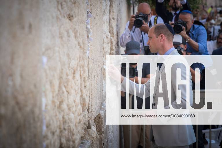 (180628) -- JERUSALEM, June 28, 2018 -- UK s Prince William visits the Western Wall in the Old City of Jerusalem, on June 28, 2018. ) MIDEAST-JERUSALEM-UK-PRINCE WILLIAM-VISIT JINI