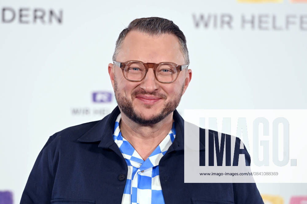 Sebastian LEGE, Koch, Moderator, Portraet, Porträt, Portrait, Angeschnittenes Einzelbild, Einzelmotiv, 30. RTL Spendenmarathon Wir helfen Kindern , Fernsehen, 20.-21.11.2025 in Huerth, Deutschland,