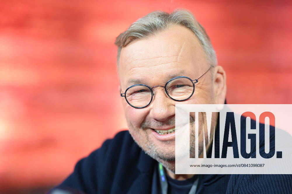 Bernd STELTER, Saenger, Musiker, Komiker, Entertainer, Portraet, Porträt, Portrait, Angeschnittenes Einzelbild, Einzelmotiv, 30. RTL Spendenmarathon Wir helfen Kindern , Fernsehen, 20.-21.11.2025 in Huerth, Deutschland,