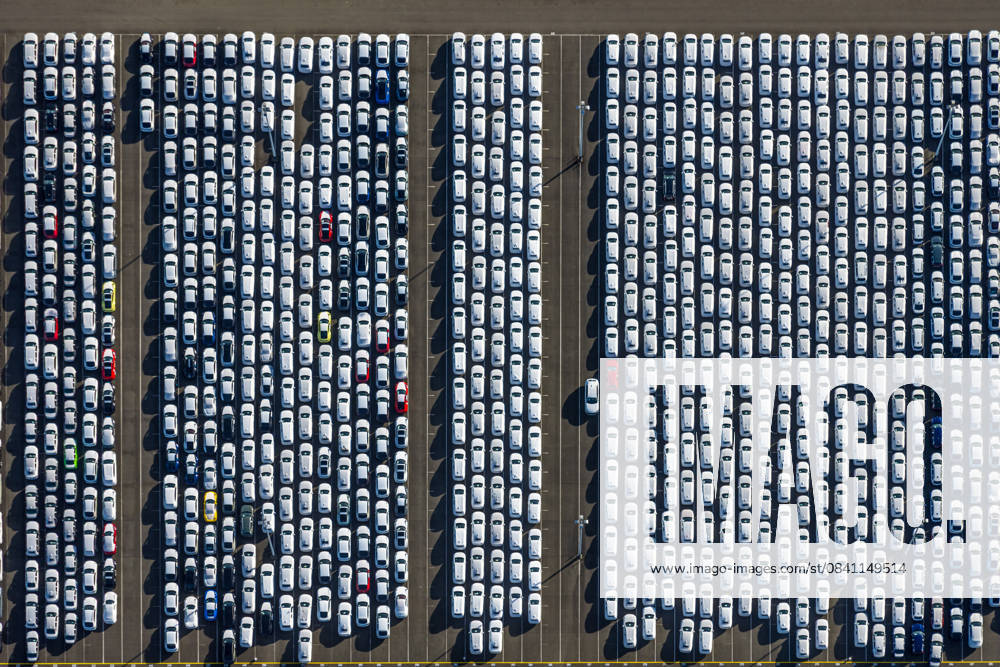 Luftbild, PKW Logistik, Volkswagenwerk PKW Parkplatz, Formen und Farben, Larrelt, Emden, Norddeutschland, Ostfriesland, Niedersachsen, Deutschland !ACHTUNGxMINDESTHONORARx60xEURO!