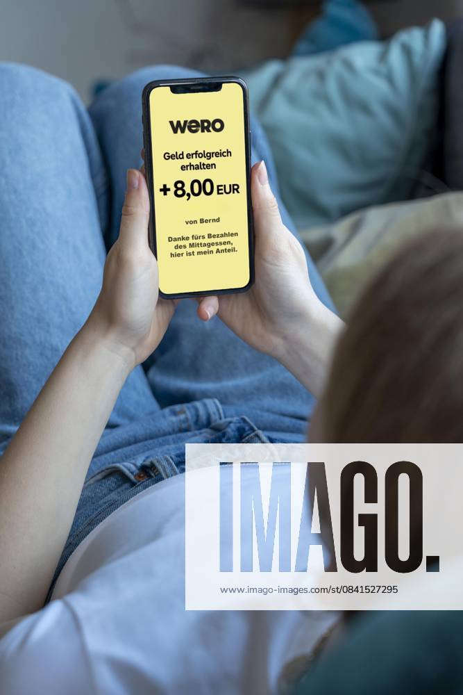 Symbolbild, Fotomontage, zum europäischen WERO Bezahldienst, Geld direkt an eine andere Person senden oder davon empfangen, P2P, Person-zu-Person, WERO Bezahldienst