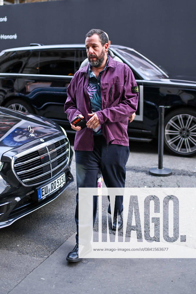 Exclusif Adam Sandler rentre à lhôtel Costes après une journée dinterview pour son dernier film JAY KELLY à Paris, France, le 24 novembre 2025 Yehiel Chekroune Bestimage Exclusive Adam Sandler returns to the hotel costs after a day of interview for the latest film JAY KELLY in Paris, France, on November 24, 2025 Paris France