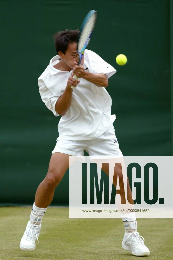 Michael Chang (USA) - beidhändige Rückhand Tennis Herren All England Championships 2002, Grand Slam, ATP-Tour, Rasen, Rasenplatz, Rasentennis, Rasenturnier Einzelbild Wimbledon London Dynamik,