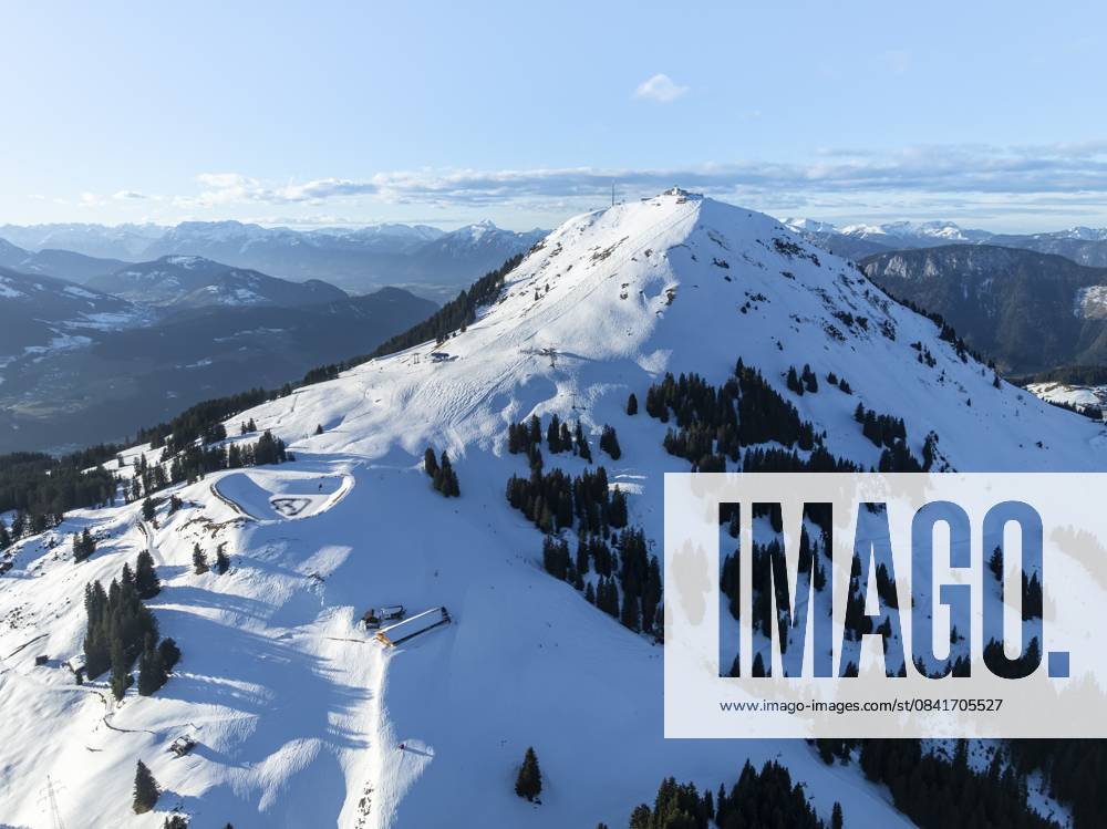 Traumhafte Winterlandschaft mit Hohe Salve, Blauer Himmel und Schnee, Berge und Gebirgstal, Luftaufnahme Skiwelt Skigebiet Wilder Kaiser, Brixental, Tirol, Österreich Wonderful winter landscape with Hohe Salve, blue sky and snow, mountains and mountain valley, aerial view of Skiwelt Wilder Kaiser ski area, Brixental, Tyrol, Austria
