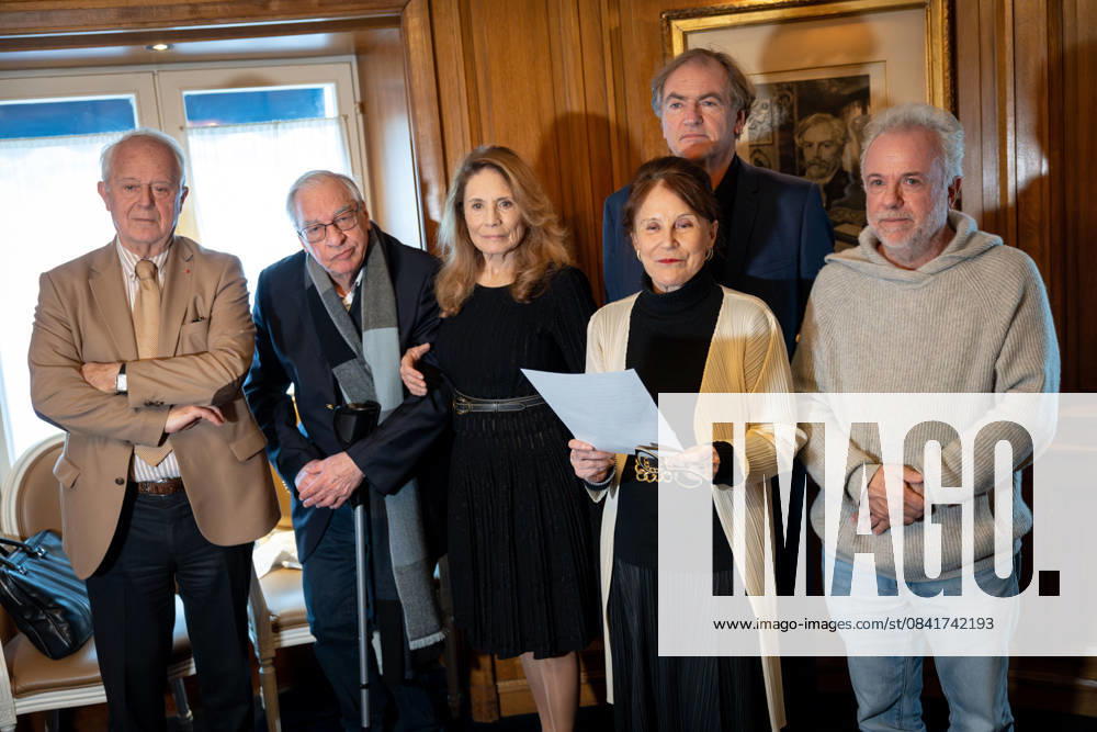 30 Million Friends Literary Prize 2025 at Drouant - Paris AJ Frederic Vitoux, Didier Decoin, Reha Hutin, Didier van Cauwelaert, Irene Frain and Frederic Lenoir during the presentation of the 30 Million Friends (30 millions d amis) Literary Prize 2025 at the Drouant restaurant in Paris, France, on November 26, 2025. Photo by Alexis Jumeau ABACAPRESS.COM Paris France