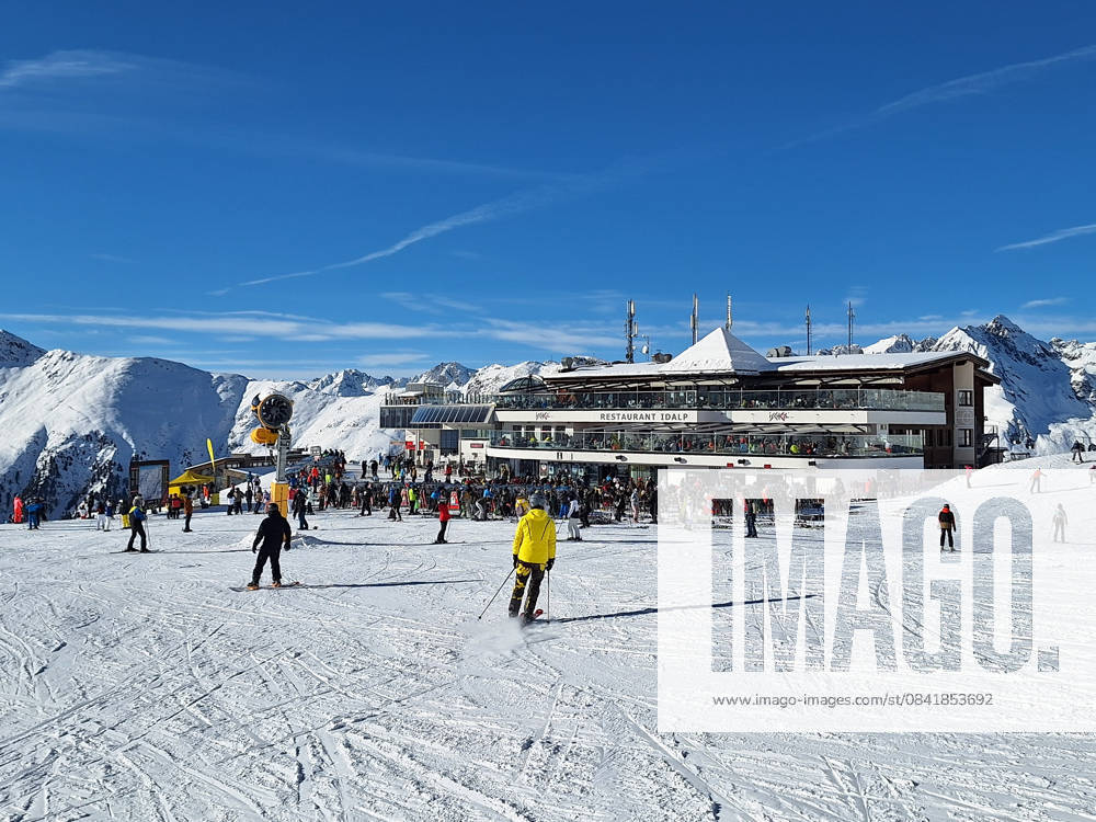 Ischgl, Samnaun Themenbild - Skigebiet Silvretta Arena Ischgl, Samnaun in der Alpenregion Paznaun, Opening, Saisoneröffnung, Saisonstart 2025 2026 in Österreich Themenbild - Skigebiet Silvretta Arena Ischgl, Samnaun in der Alpenregion Paznaun, Opening, Saisoneröffnung, Saisonstart 2025 2026 in Österreich Skifahren, Alpinski auf breiten Skipisten, Skibfahrten in dem Skigebiet Silvretta Arena Ischgl, Samnaun in der Alpenregion Paznaun in Österreich im Winter. Auf dem Bild Skifahrer, weisse Berge, Gondeln, Lifte, Seilbahnen. Symbolbild, Themenbild, Featurebild
