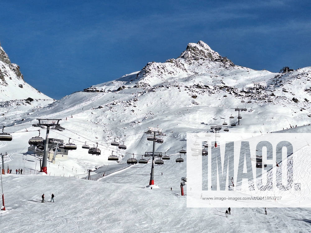 Ischgl, Samnaun Themenbild - Skigebiet Silvretta Arena Ischgl, Samnaun in der Alpenregion Paznaun, Opening, Saisoneröffnung, Saisonstart 2025 2026 in Österreich Themenbild - Skigebiet Silvretta Arena Ischgl, Samnaun in der Alpenregion Paznaun, Opening, Saisoneröffnung, Saisonstart 2025 2026 in Österreich Skifahren, Alpinski auf breiten Skipisten, Skibfahrten in dem Skigebiet Silvretta Arena Ischgl, Samnaun in der Alpenregion Paznaun in Österreich im Winter. Auf dem Bild Skifahrer, weisse Berge, Gondeln, Lifte, Seilbahnen. Symbolbild, Themenbild, Featurebild