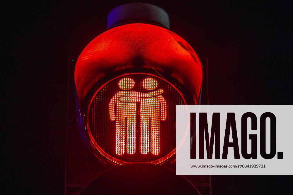 Diversity-Ampeln auf Siemens Campus Erlangen bei Nacht, Erlangen, 01.12.2025 Ein rotes Fußgängerampel-Signal zeigt zwei männliche Figuren, die sich freundschaftlich oder liebevoll umarmen ein starkes Zeichen für Toleranz und Gleichstellung. Diese Diversity-Ampeln unterstreichen das Engagement für Vielfalt, Inklusion und LGBTQ+-Sichtbarkeit im Alltag. Erlangen Forschungszentrum Bayern Deutschland