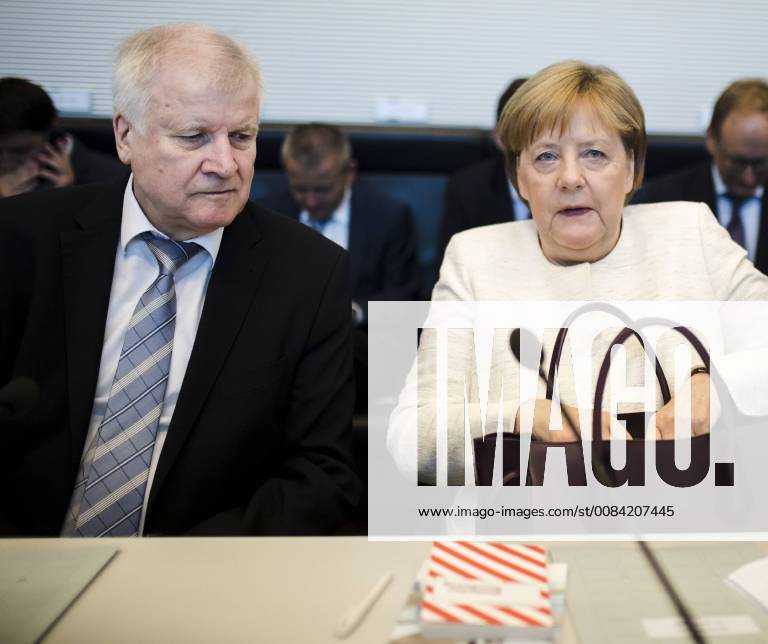 Bundeskanzlerin Angela Merkel, CDU begruesst Bundesinnenminister Horst Seehofer, CSU vor einer Fraktionssitzung der CDU CSU Fraktion. Berlin. 03.07.2018. Berlin Deutschland