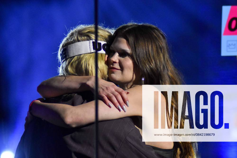ABBbielefeld: Ski Aggu , August Jean Diederich , Ikkimel, Melina Gaby Strauß Strauss auf der Show Behne bei der Verleihung des WDR Musikpreis 1 Live Krone im Lokschuppen Bielefeld am 04.12.2025 NRW Deutschland