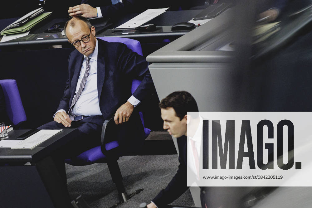 (L-R) Friedrich Merz (CDU), Bundeskanzler, und Pascal Reddig, Mitglied des Deutschen Bundestages (CDU) und Vorsitzender der Jungen Gruppe der CDU CSU, aufgenommen im Rahmen der Debatte ueber das Rentenpaket im Deutschen Bundestag in Berlin, 05.12.2025. Die Junge Gruppe der CDU CSU-Fraktion droht mit Ablehnung des Paketes, was zu einer Krise der Koalition fuehren koennte. Berlin Deutschland