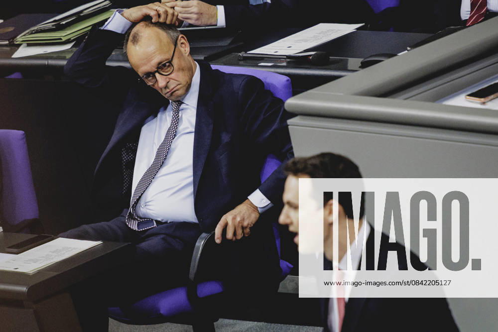 (L-R) Friedrich Merz (CDU), Bundeskanzler, und Pascal Reddig, Mitglied des Deutschen Bundestages (CDU) und Vorsitzender der Jungen Gruppe der CDU CSU, aufgenommen im Rahmen der Debatte ueber das Rentenpaket im Deutschen Bundestag in Berlin, 05.12.2025. Die Junge Gruppe der CDU CSU-Fraktion droht mit Ablehnung des Paketes, was zu einer Krise der Koalition fuehren koennte. Berlin Deutschland