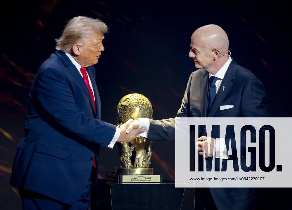 WASHINGTON - President Donald Trump receives the FIFA Peace Prize from FIFA President Gianni Infantino during the draw for the 2026 World Cup in the United States. ANP KOEN VAN WEEL netherlands out - belgium out