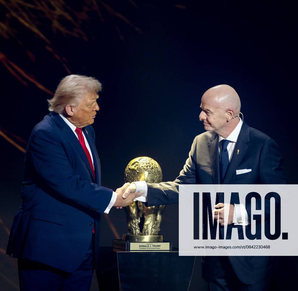WASHINGTON - President Donald Trump receives the FIFA Peace Prize from FIFA President Gianni Infantino during the draw for the 2026 World Cup in the United States. ANP KOEN VAN WEEL netherlands out - belgium out