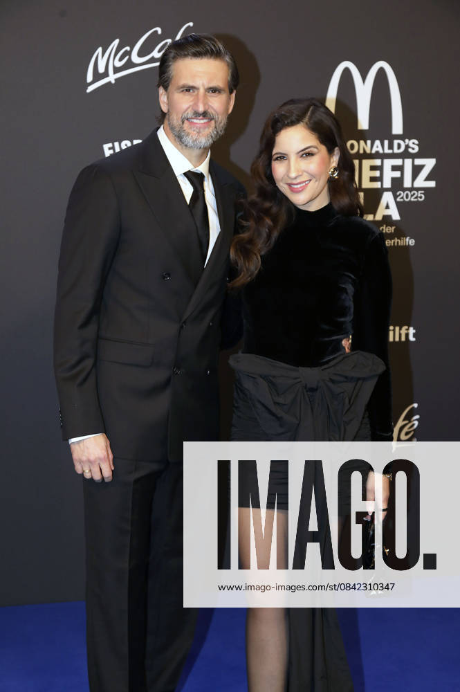 Tom Beck mit Ehefrau Chryssanthi Kavazi bei der 20. McDonald s Benefiz Gala zugunsten der McDonald s Kinderhilfe Stiftung in den Eisbach Studios. München