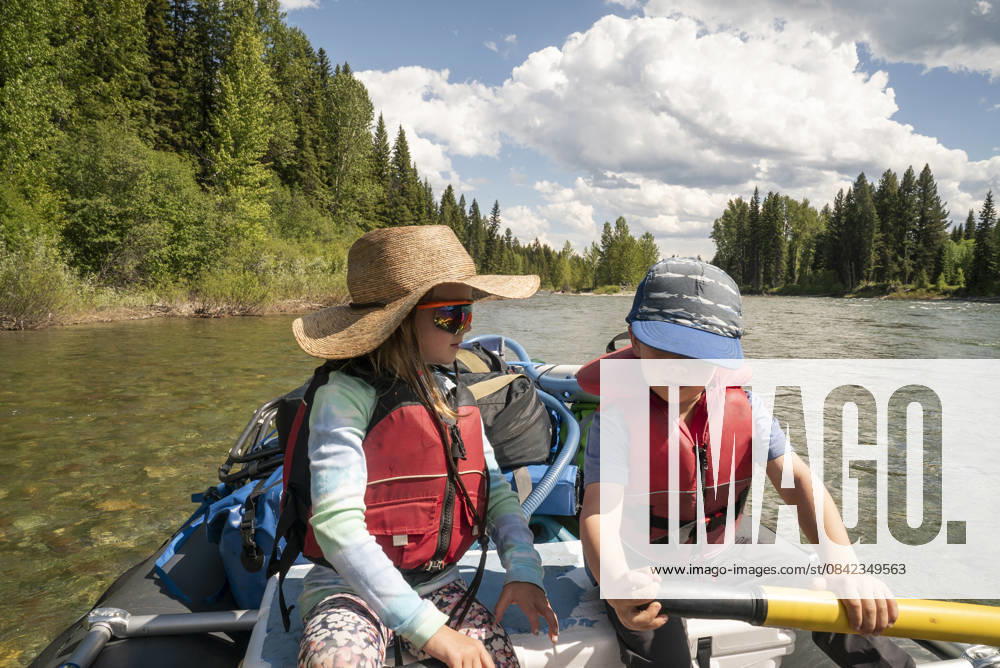 A young boy and young girl row a raft down a clear river. Whitefish, Montana, United States CR_AXTH251205-1863369-01 ,model released, Symbolfoto
