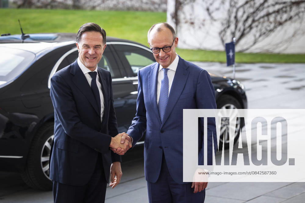 (R-L) Friedrich Merz (CDU), Bundeskanzler, begruesst Mark Rutte, Generalsekretaer der NATO im Bundeskanzleramt in Berlin, 11.12.2025. Berlin Deutschland