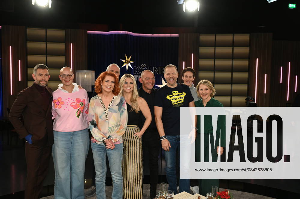 Moderator Micky Beisenherz, l-r, Stand-Up-Paddlerin Birgit Burkhardt, Handballtrainer Thomas Floethe und Sportjournalistin Monica Lierhaus, Sänderin Beatrice Egli, Notfallseelsorger Albi Roebke, Comedian Mario Barth, Nationaltorhüterin Ann-Katrin Berger, und Moderatorin Susan Link zu Gast in der WDR Talkshow Kölner Treff