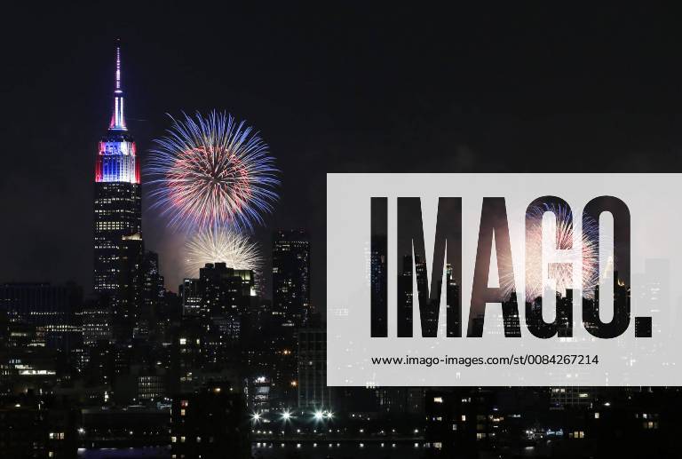 Fireworks explode over the Empire State Building and the Manhattan Skyline for Macy s 4th of July Fireworks Spectacular on Independence Day in New York City on July 4, 2018. NYP20180704154 JOHNxANGELILLO