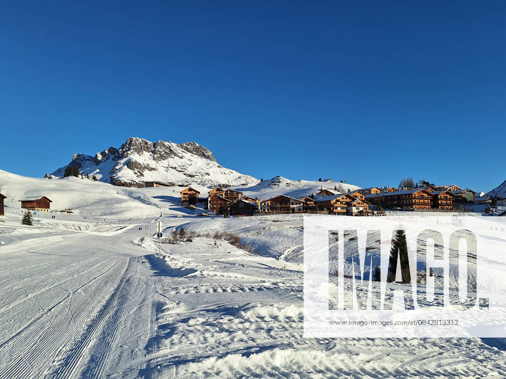 Lech, Arlberg Themenbild - Skigebiet Lech, Zuers am Arlberg 2025 2026 in Österreich Themenbild - Skigebiet Lech, Zuers am Arlberg 2025 2026 in Österreich Skifahren, Alpinski auf breiten Skipisten, Skibfahrten in dem Skigebiet Lech in der Alpenregion Arlberg in Österreich im Winter. Auf dem Bild Skifahrer, weisse Berge, Gondeln, Lifte, Seilbahnen, Bergbahnen Symbolbild, Themenbild, Featurebild