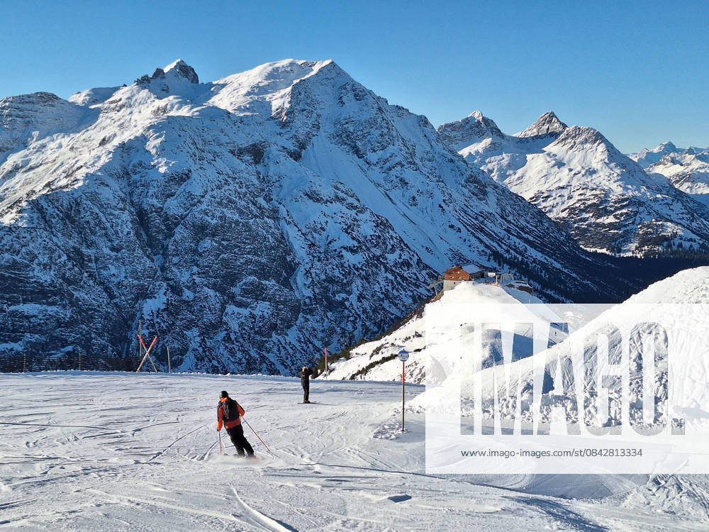 Lech, Arlberg Themenbild - Skigebiet Lech, Zuers am Arlberg 2025 2026 in Österreich Themenbild - Skigebiet Lech, Zuers am Arlberg 2025 2026 in Österreich Skifahren, Alpinski auf breiten Skipisten, Skibfahrten in dem Skigebiet Lech in der Alpenregion Arlberg in Österreich im Winter. Auf dem Bild Skifahrer, weisse Berge, Gondeln, Lifte, Seilbahnen, Bergbahnen Symbolbild, Themenbild, Featurebild