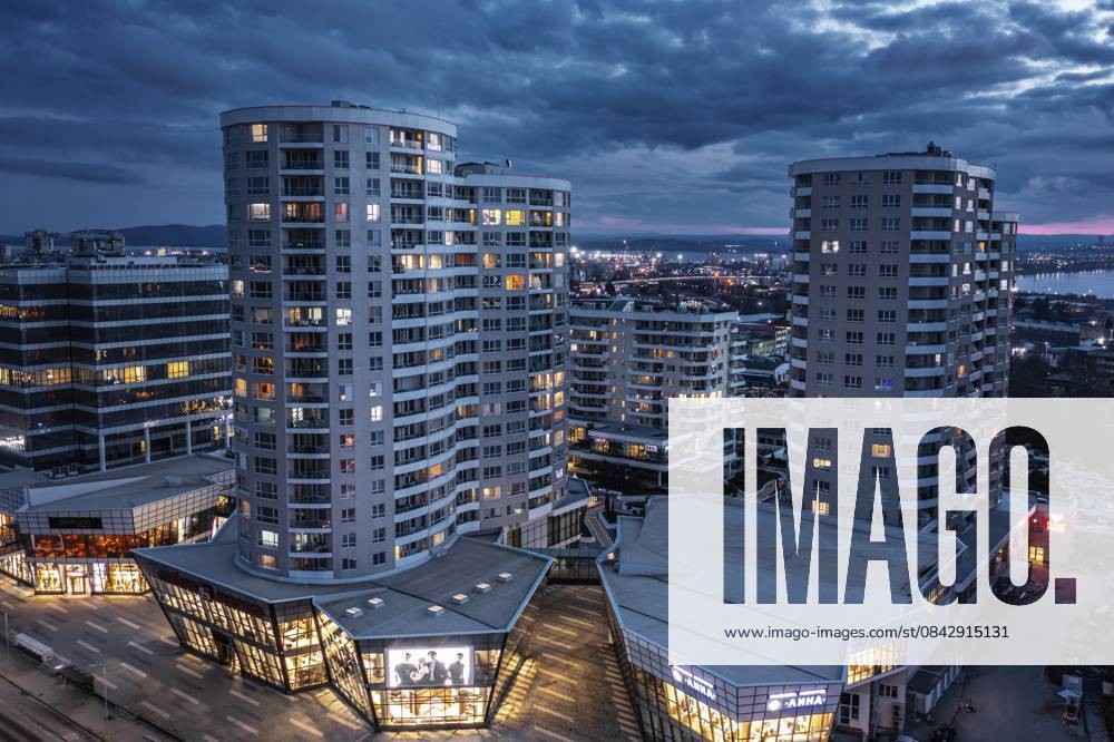 Drohnenaufnahme eines neuen modernen Wohngebäudes bei Nacht in Burgas, Bulgarien Aerial drone view to a new modern residential buildings at night in Burgas, Bulgaria