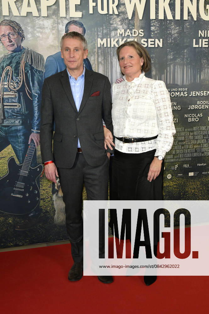 Thomas Ostrup Moller mit Begleitung bei der Premiere des Kinofilms Therapie für Wikinger im Kino im Delphi-Filmpalast. Berlin