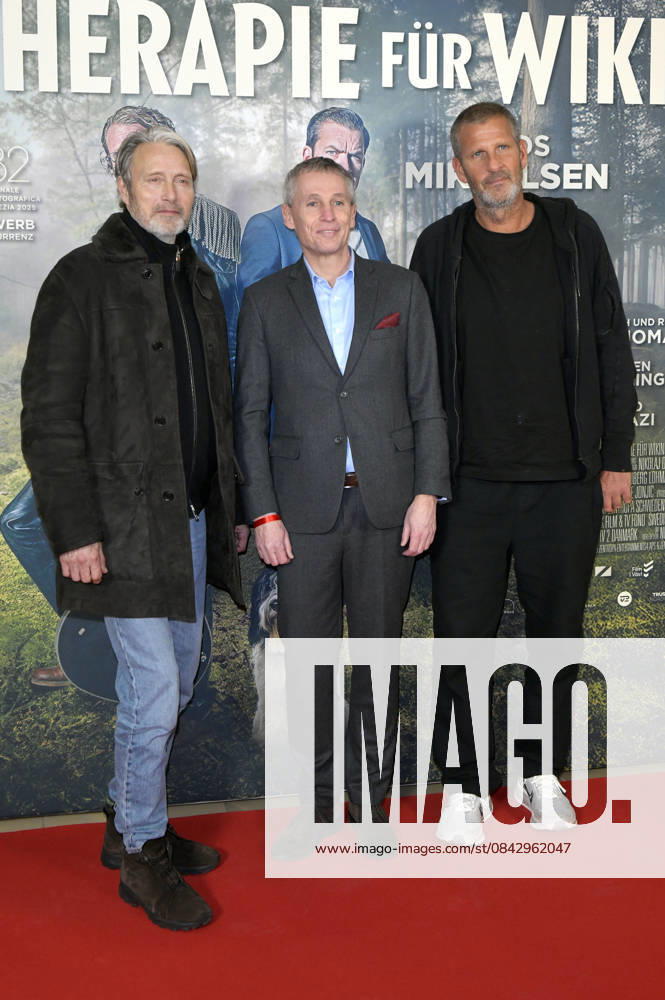 Mads Mikkelsen, Thomas Ostrup Moller und Anders Thomas Jensen bei der Premiere des Kinofilms Therapie für Wikinger im Kino im Delphi-Filmpalast. Berlin