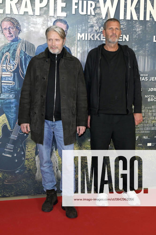 Mads Mikkelsen und Anders Thomas Jensen bei der Premiere des Kinofilms Therapie für Wikinger im Kino im Delphi-Filmpalast. Berlin